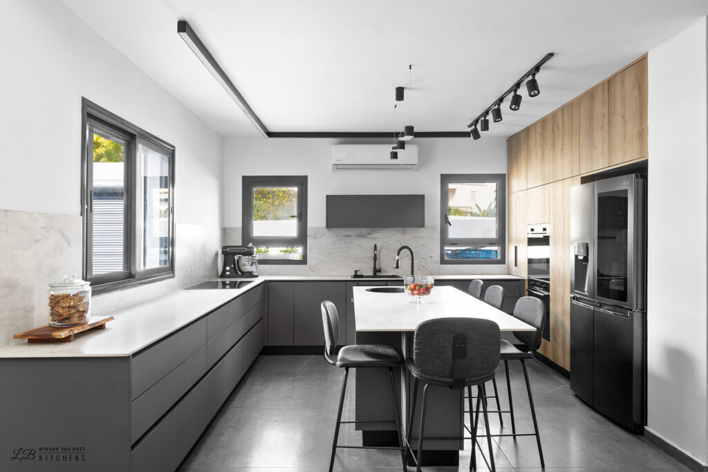 מטבח יוקרתי כהה